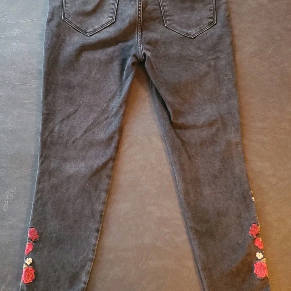 Driftwood Jackie Embroidered Jeans Womens Size 6 L28 Black Floral Rose Stretch - Picture 3 of 9